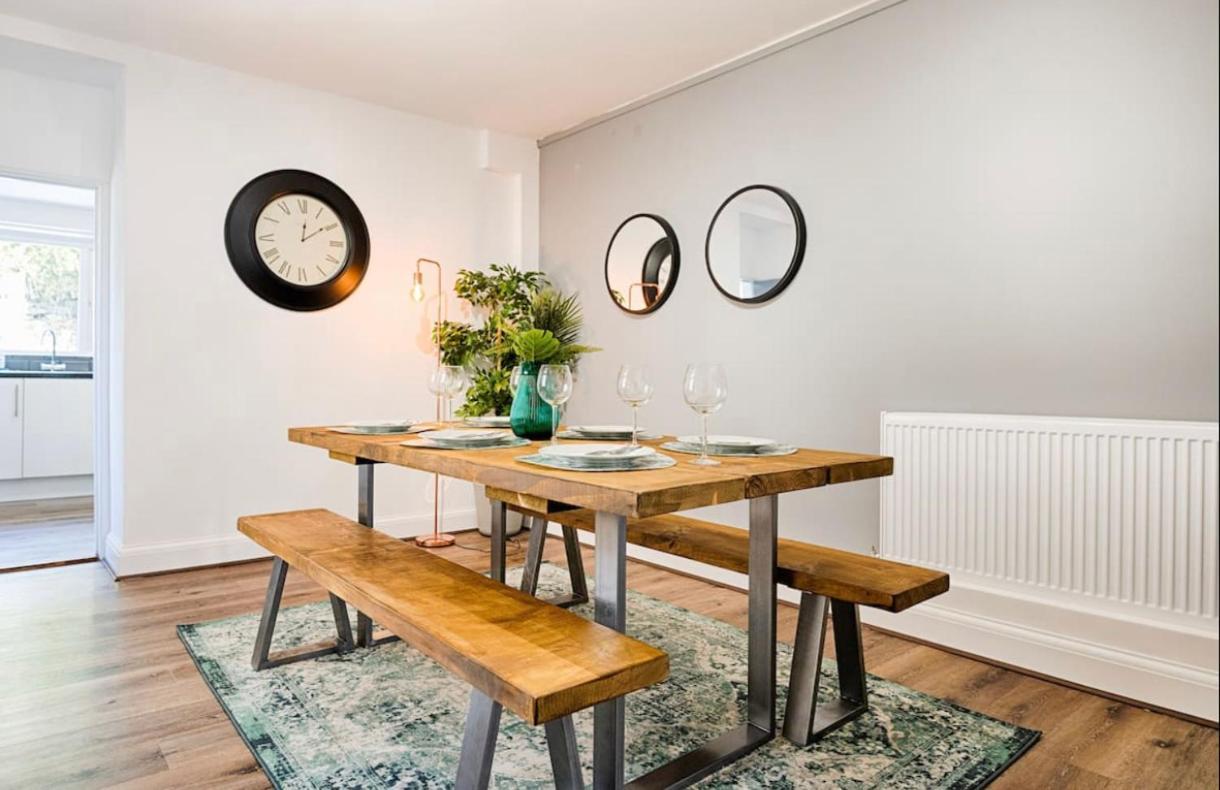 4 Bed Executive Style House - Near Centre *